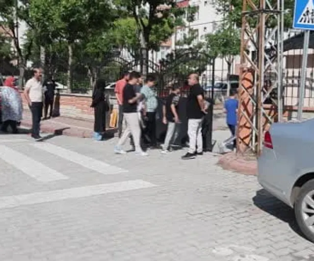 Konya'da LGS maratonunda veliler kamp sandalyeleriyle bekledi