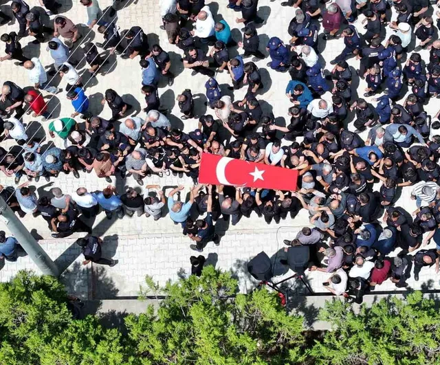 Konya’da müdahale sırasında şehit düşen itfaiye eri Mehmet Tekeli Sarayönü’nde son yolculuğuna uğurlandı