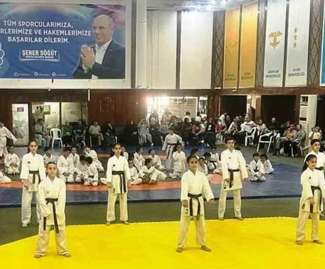 Körfez'de 45 karateci üst kuşağa terfi etti