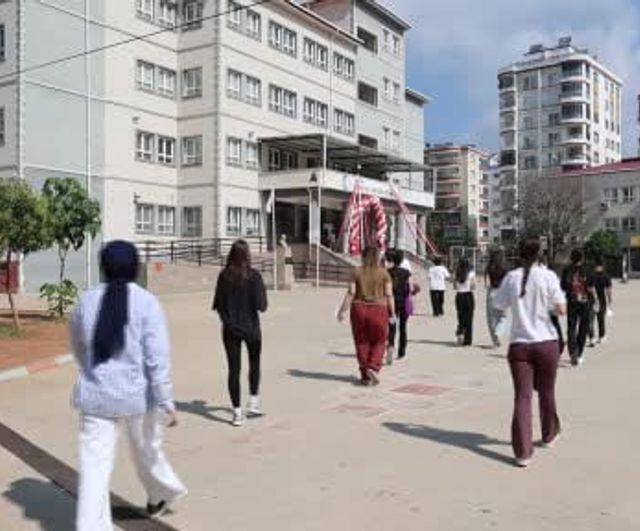 Kozan'da kimliğini unutan öğrenci polis yardımına rağmen sınava yetişemedi
