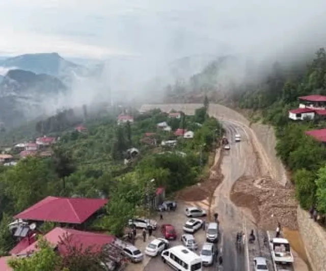 Kozan ve Feke kara yolunda heyelan, motosiklet toprak altında kaldı