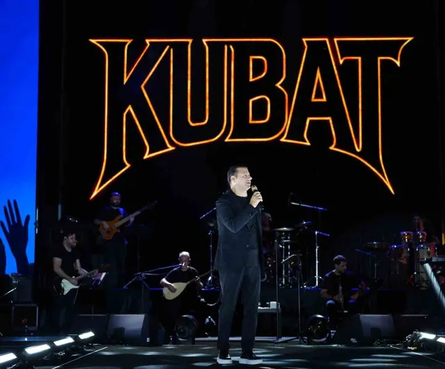 Kubat, Manisa Kültür Yolu Festivali'nde türkü dolu gece sundu