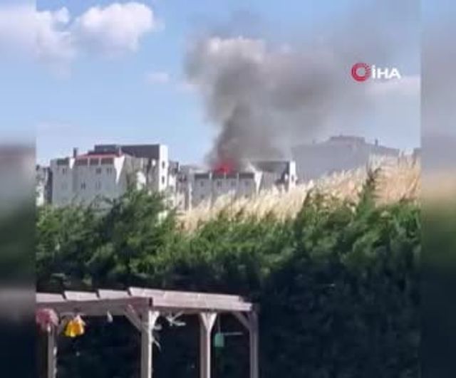 Küçükçekmece'de bina yangını