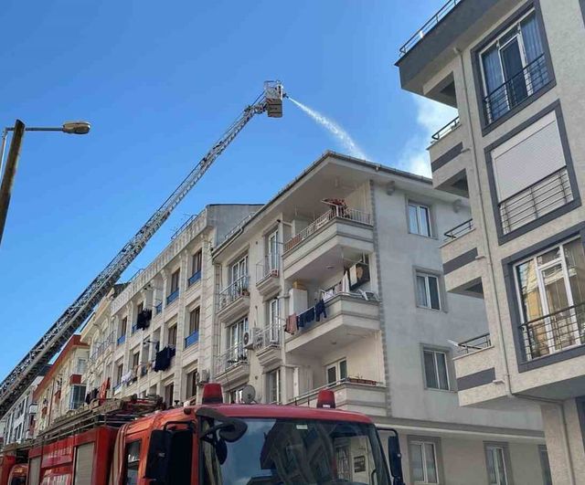 Küçükçekmece Kanarya Mahallesi'nde 4 katlı apartmanın çatısında yangın: 3 kişi dumandan etkilendi