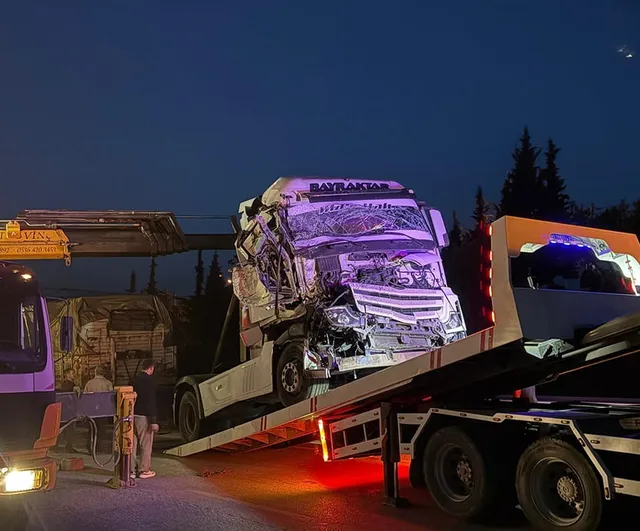 Kula'da tır bariyerlere çarptı, D300 İzmir istikametinde trafik bir süre kapandı