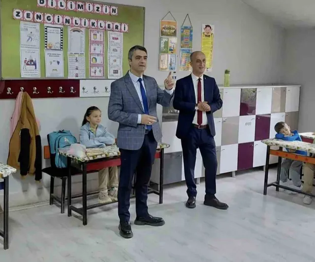 Kütahya ASE Sosyal Bilimler Lisesi 'Kardeş Köy Okulu' Etkinliğiyle Güldüren Köyü Okulu'nu Ziyaret Etti