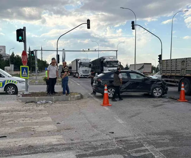 Kütahya'da iki otomobilin çarpışması sonucu 5 kişi yaralandı