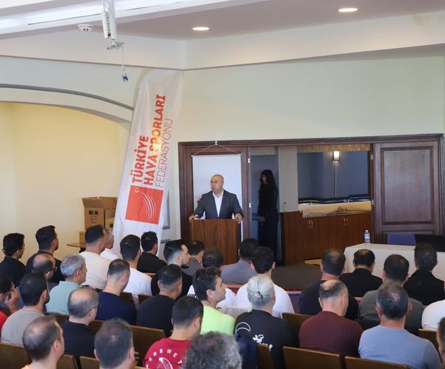 Kütahya'da Yamaç Paraşütü Eğitim Rehberi Toplantısı: Eğitim Standartları ve Bilgi Paylaşımı Öne Çıktı