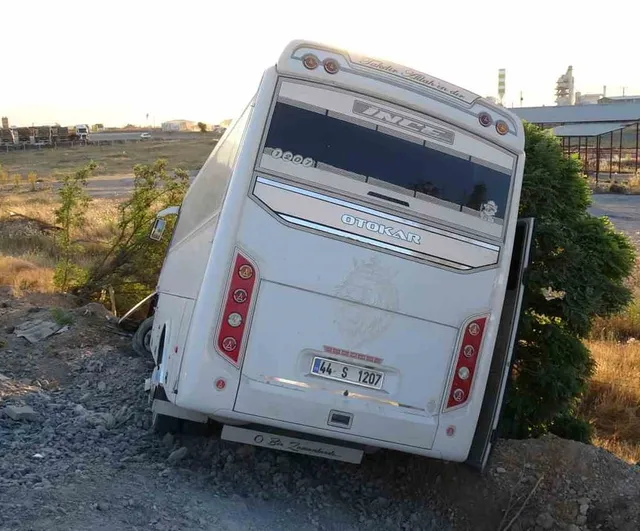 Lastiği patlayan servis aracı şarampole devrildi: 5 yaralı