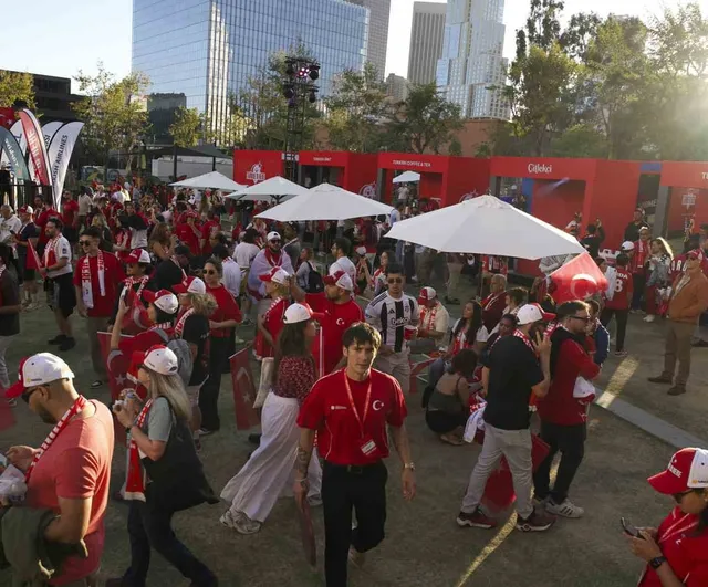 Los Angeles'ta Türkiye taraftarları Paraguay maçında kenetlendi