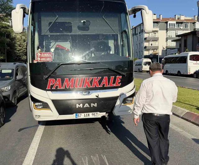 Lüleburgaz’da yaya geçidinde yavaşlayan otomobile otobüs çarptı