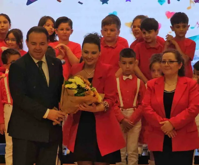 Maarif öğrenci korosu Bülent Ecevit Üniversitesi'nde izleyicileri etkiledi