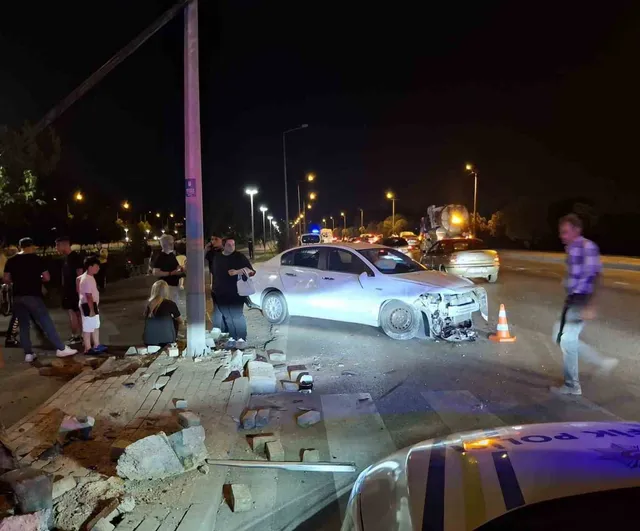 Makas atan otomobille birlikte iki araç dereye uçtu: 6 yaralı