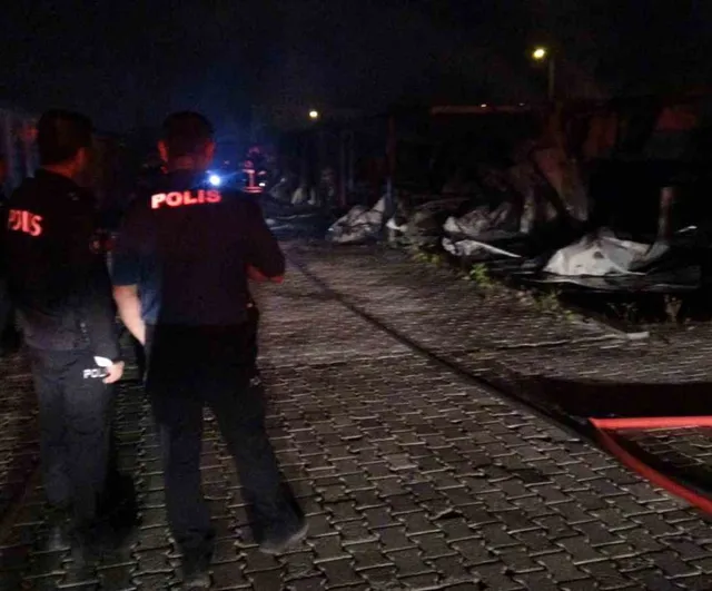 Malatya'da avukat konteynerlerinde yangın: Çok sayıda konteyner kullanılamaz hale geldi