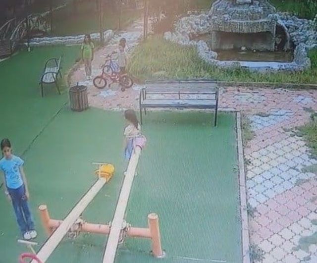 Malatya'da çocuklar İstiklal Marşı'nı duyarak oyunlarını bırakıp hazır ola geçti