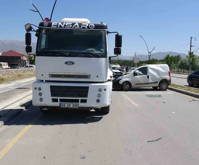 Malatya'da su tankerine çarpan sürücü ağır yaralandı