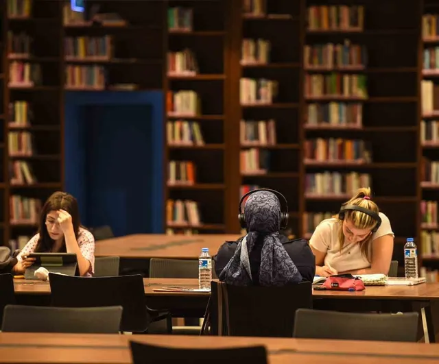 Malatya Şehir Kütüphanesi ilk günde öğrencilerin yoğun ilgisini çekti