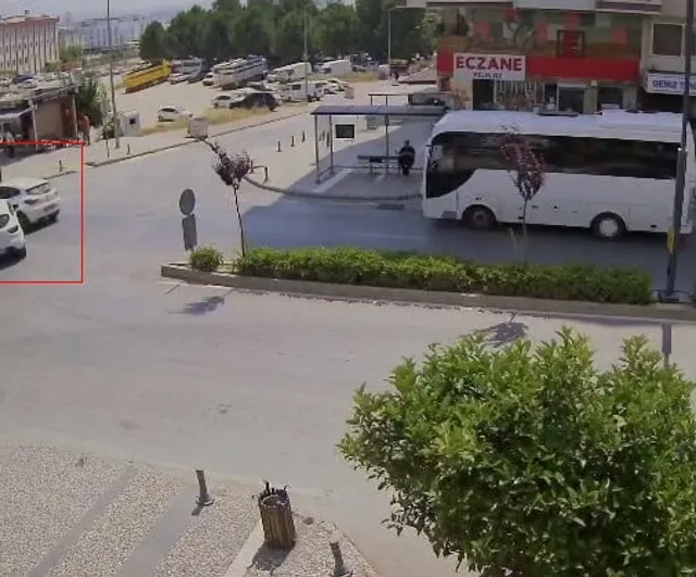 Manavgat'ta ara sokaktan çıkan otomobil, yaya geçidinde duran araca çarptı — Kaza anı güvenlik kamerasında