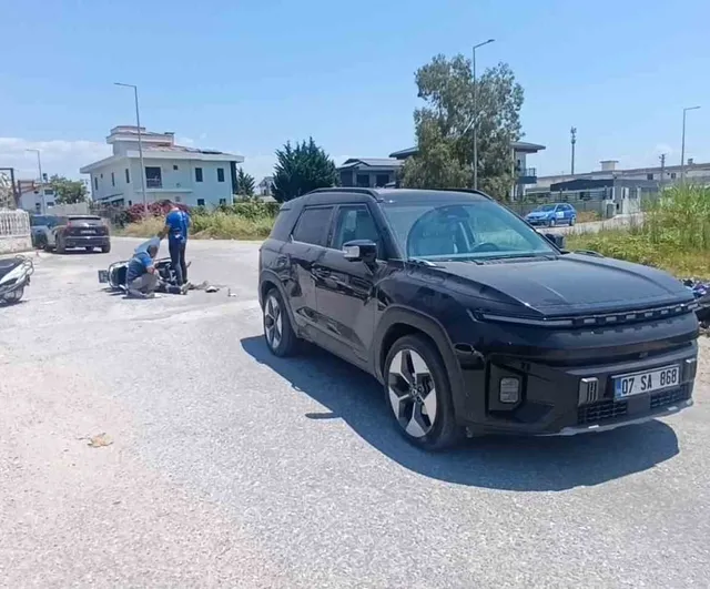 Manavgat'ta kaza yapan mesai arkadaşlarını güneşten korumaya çalıştılar