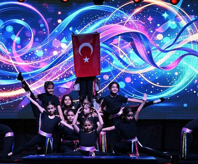 Manisa Büyükşehir'in minikleri yıl sonu gösterisinde alkış topladı
