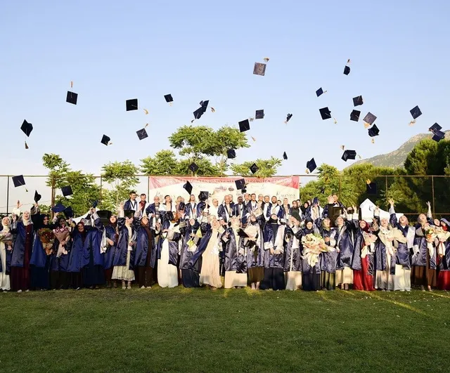Manisa Celal Bayar Üniversitesi İlahiyat Fakültesi'nde Mezuniyet Töreni: Diplomalar Verildi