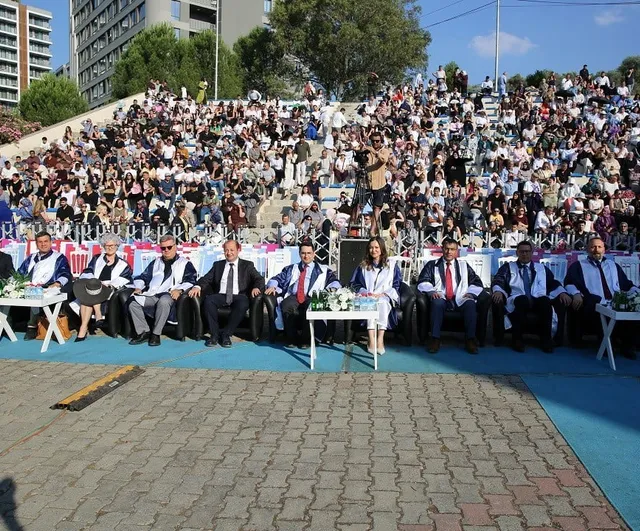 Manisa Celal Bayar Üniversitesi Sağlık Hizmetleri MYO mezunları sağlık sektörüne adım attı