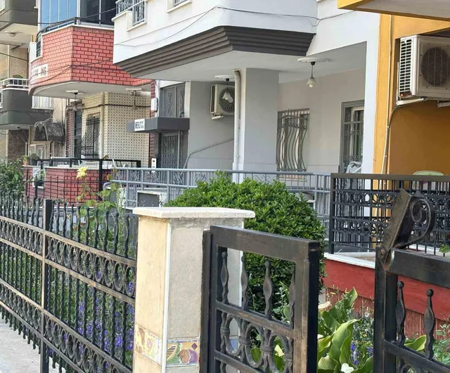 Manisa’da eşini öldüren adam, annesini kurtarmaya çalışan kızını darbetti