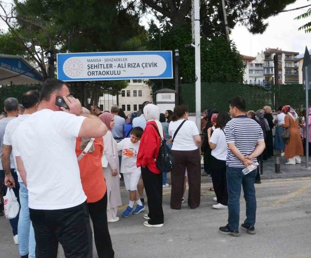Manisa'da LGS merkezi sınavı 17 bin 108 öğrencinin katılımıyla tamamlandı