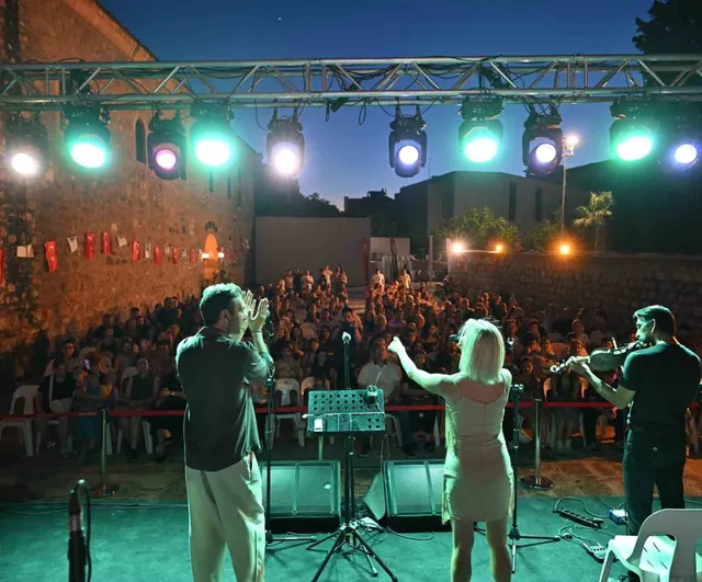 Manisa’da yaz konserlerinde Büyükşehir Belediyesi Konservatuvarı pop orkestrası sahne aldı