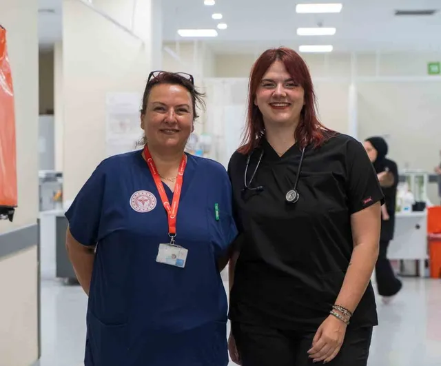 Manisa Şehir Hastanesi'nde anne ve kız acil serviste omuz omuza görev yapıyor