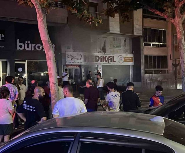 Manisa Yunusemre'de medikal ürünler satan iş yerinde yangın, tahliyeler yapıldı
