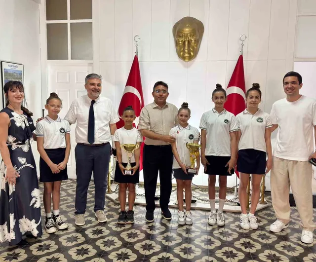 Marmaris’in şampiyon jimnastikçileri Kaymakam Nurullah Kaya’yı ziyaret etti