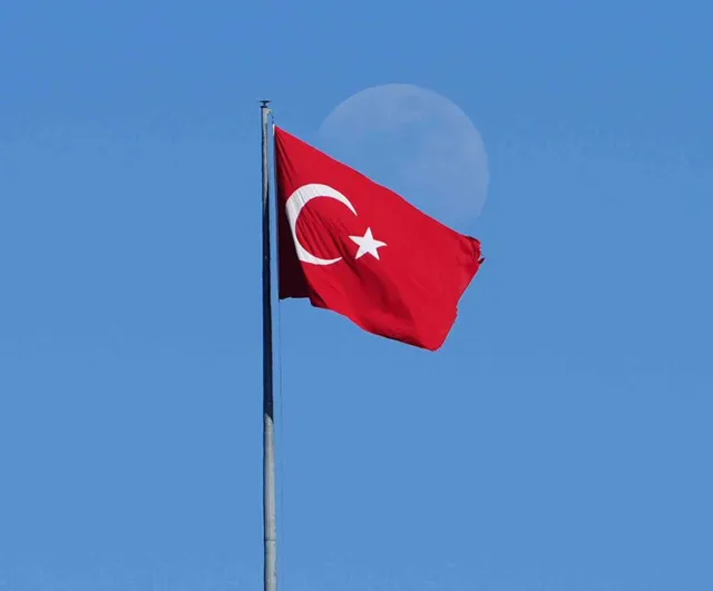Mavi gökyüzünde Türk bayrağı ve ay manzarası