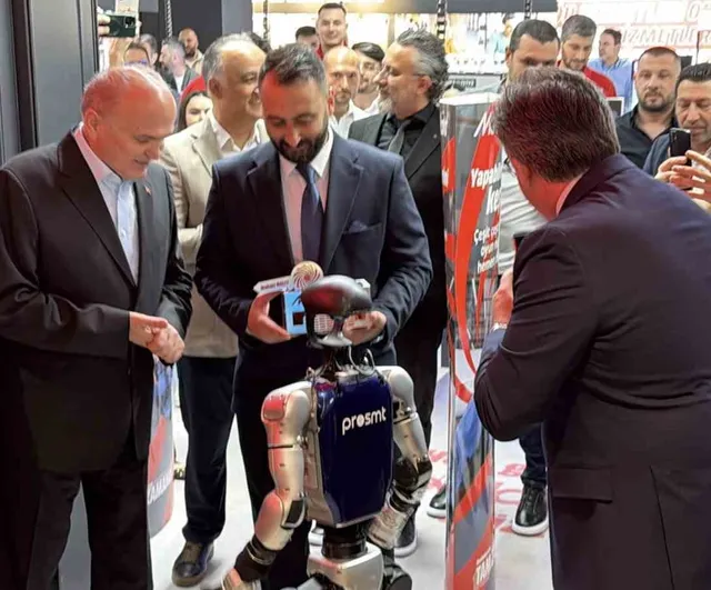 MediaMarkt Türkiye Düzce'de 104. mağazasını açtı; temsili anahtar 'G1' robot tarafından teslim edildi