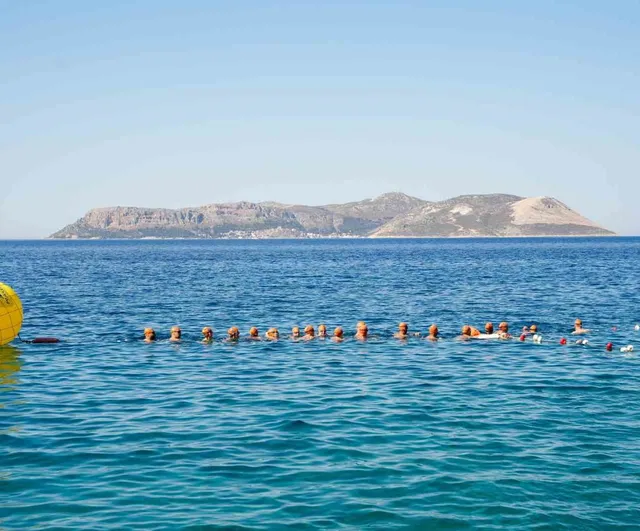 Meis-Kaş yüzme maratonu'nda sporcular dostluk için kulaç attı