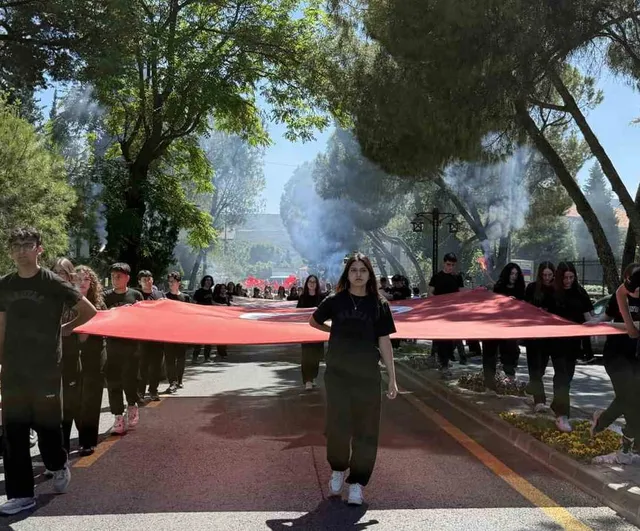 Menteşe Anadolu Lisesi 3. Geleneksel Veda Yürüyüşü’nü Gerçekleştirdi