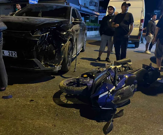 Menteşe’de ters yönden çıkan otomobil ile motosiklet çarpıştı: 1 kişi yaralandı