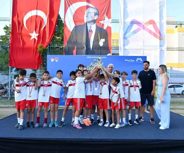 Mersin’de minik futbolcuların şenlik heyecanı sona erdi