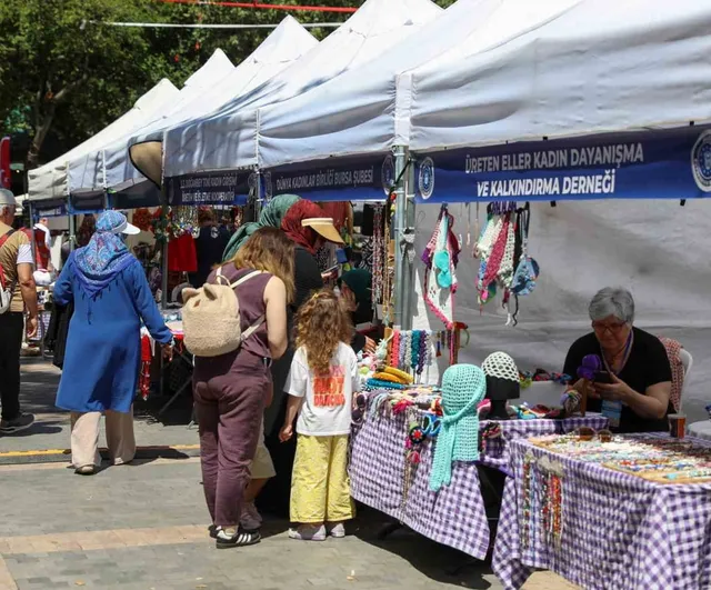 Meydan kadınların dayanışma pazarı Bursa'da yoğun ilgi gördü