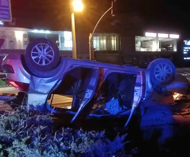 Motosikletle çarpışan otomobil takla atarak ters döndü: 1'i ağır 4 yaralı
