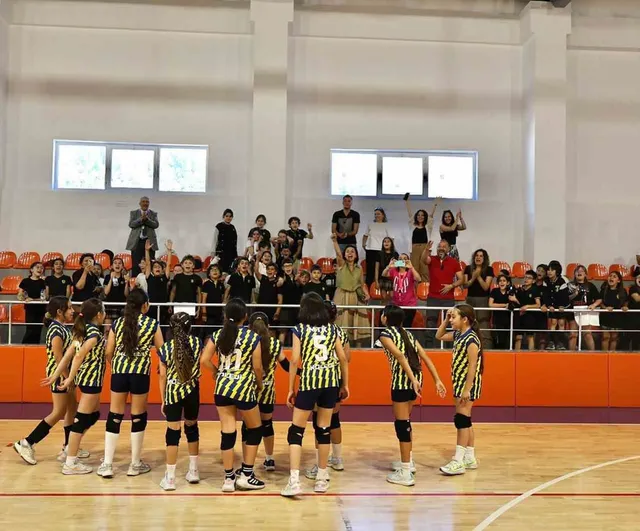 MTK Koleji'nin Spor Yatırımları Meyvesini Verdi: Minik Kız Voleybol Takımı İl Şampiyonu