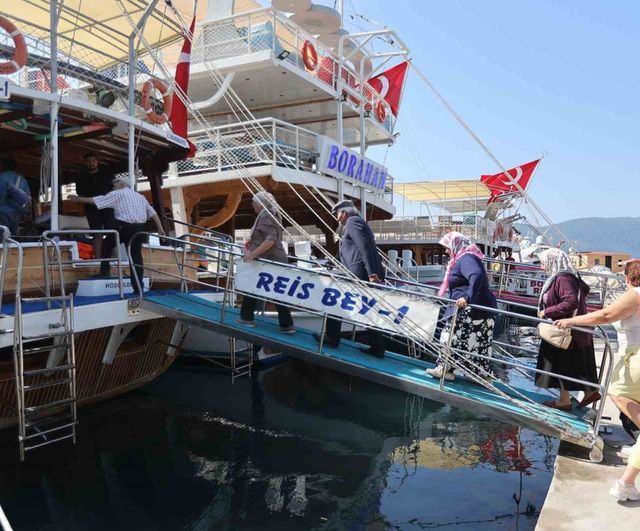 Muğla Büyükşehir Belediyesi şehit aileleri ve gaziler için tekne turu düzenledi