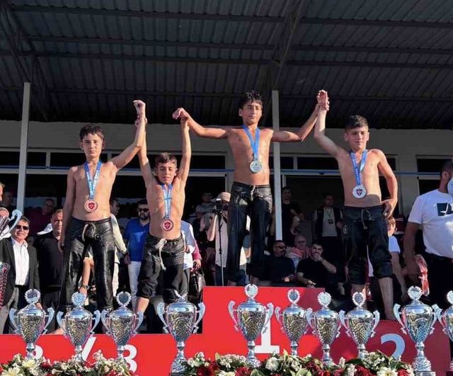 Muğla Güreşçileri Manisa'daki Yuntdağı Yağlı Güreşleri'nden 6 Madalya ile Döndü