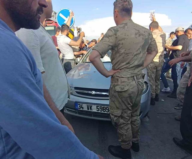 Muradiye'de minibüs ile otomobil çarpıştı: 5 kişi yaralandı