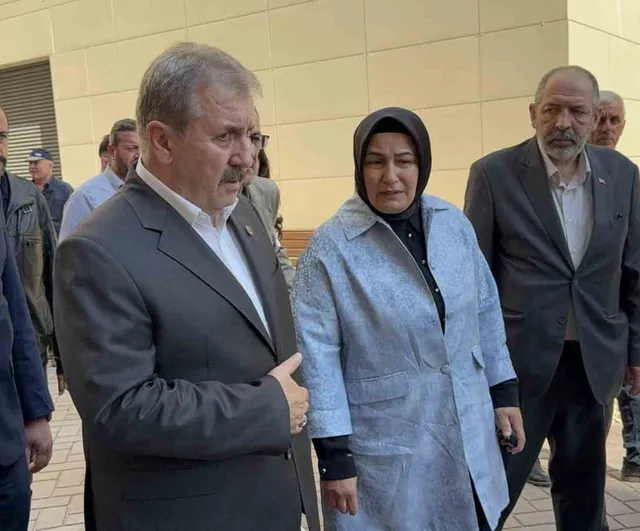 Mustafa Destici, hayatını kaybeden ağabeyi için Eskişehir Şehir Hastanesi morguna geldi
