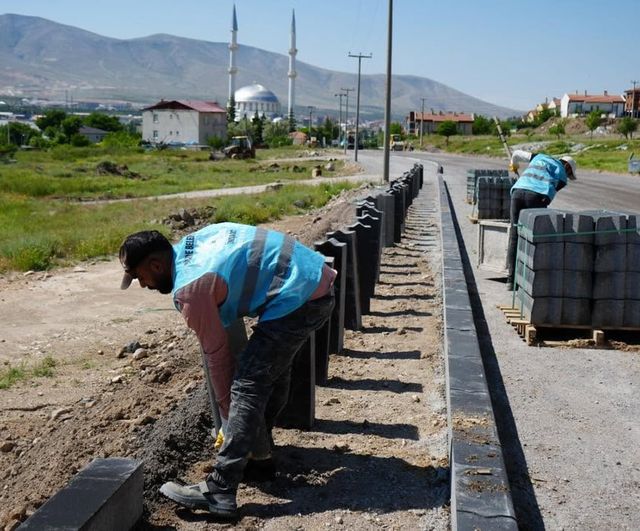 Niğde Belediyesi yol ve altyapı seferberliğini sürdürüyor: Efendibey, Saygı, Yeşilburç ve İlhanlı'da çalışmalar