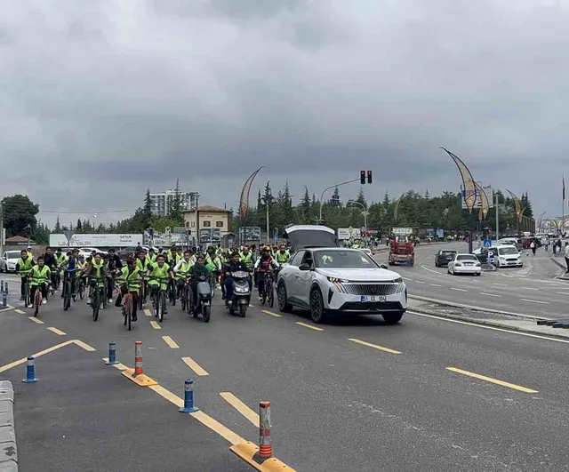 Niğde’de yüzlerce bisiklet tutkunu sağlıklı yaşam için pedal çevirdi