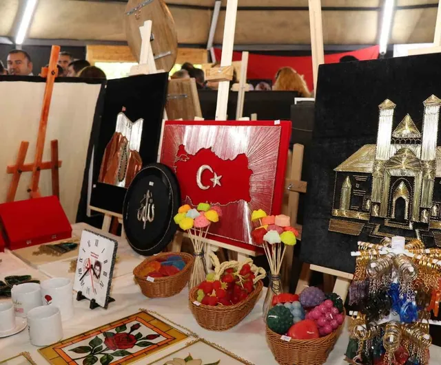 Oltu’da Halk Eğitimi kursiyerlerinin yıl sonu sergisi açıldı
