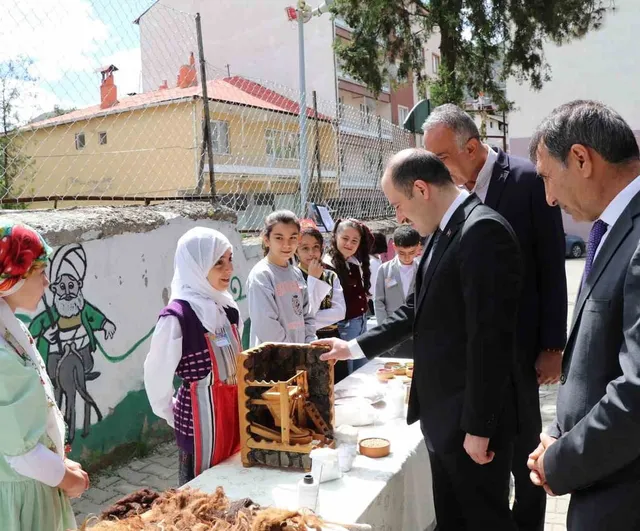 Oltu'da Karabekir İlkokulu Bilim Şenliği: 44 Proje Sergilendi
