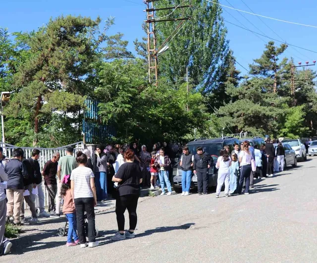 Oltu’da LGS sınavında merkezini karıştıran öğrenci son anda yetiştirildi